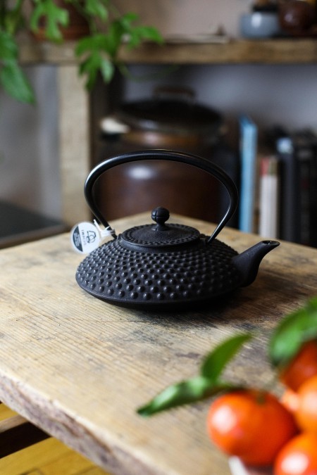 Théière en fonte aplatie...